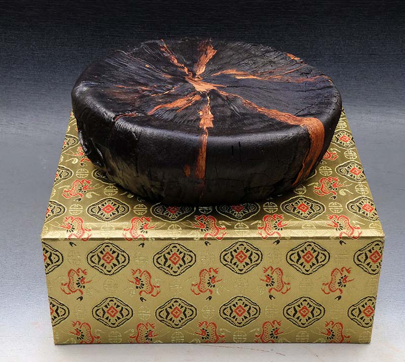 現場展示百年來重現人間的珍稀普洱茶膏。攝影／吳德亮