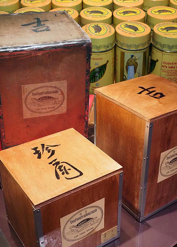 現場展示曾拍出每公斤45萬天價的1960年代台灣珍稀老茶。攝影／吳德亮