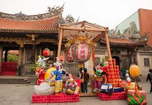 元宵節祈子法 鑽燈籠與南瓜增添好孕氣 民俗上認為「鑽燈籠」暗示比較容易求得「男丁」