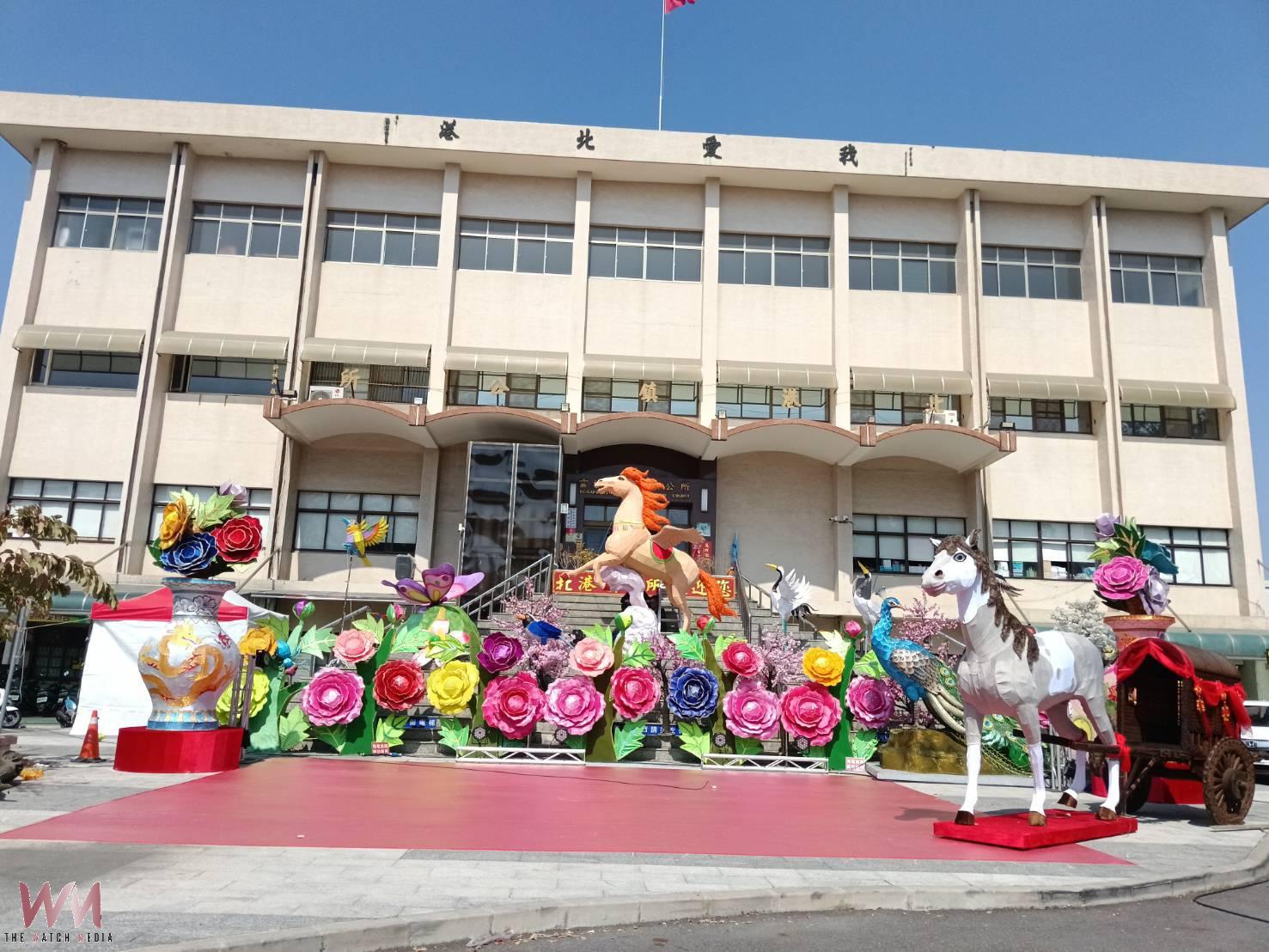 北港鎮公所「金馬飛天」震撼點燈！飛馬展翅七彩奪目　萬眾齊聚慶新年