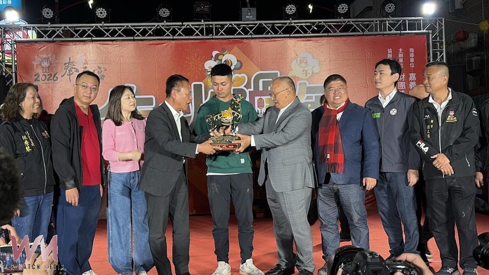 奉天宮2026頭香主楊信旗得馬藝品　立志收集12生肖大師作品