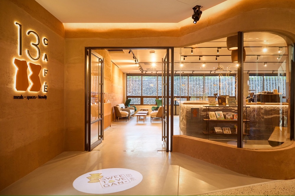 十三行「13 CAFÉ」奪綠裝修黃金級　大年初二「考古餐點」迎賓