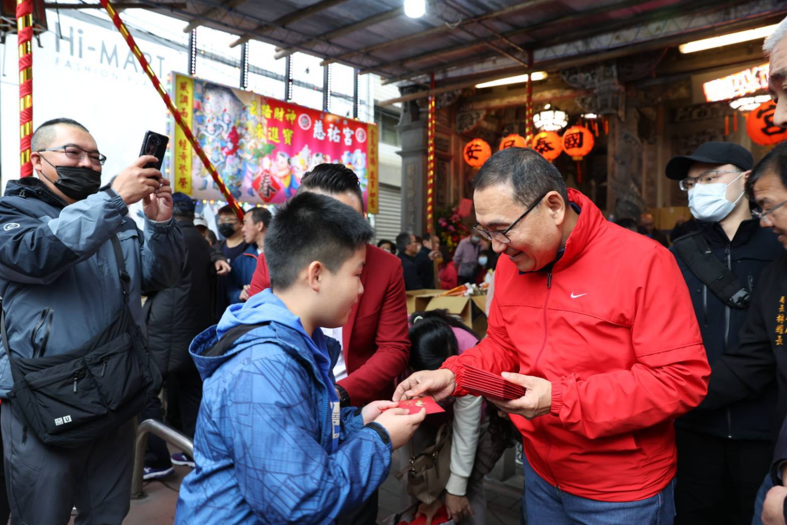 侯友宜大年初一板橋及新莊參拜　發送小福袋迎新