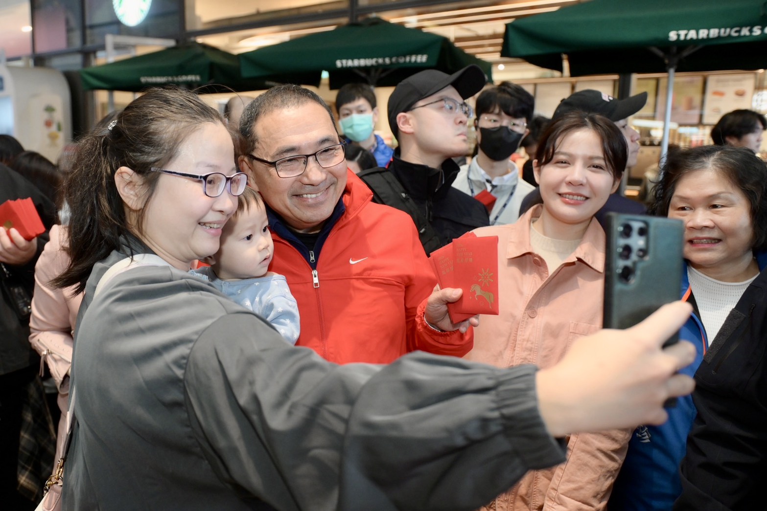 侯友宜宏匯廣場發福袋　祝福「馬祥厚運」、「馬上有錢」