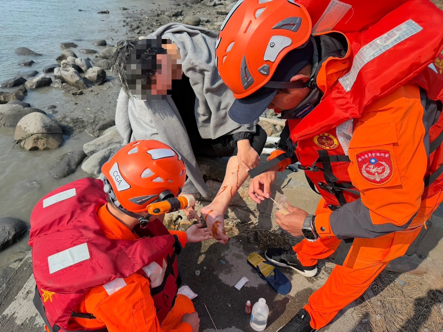 驚險一瞬！線西鄉塭仔港一帶釣魚不慎踩空落海