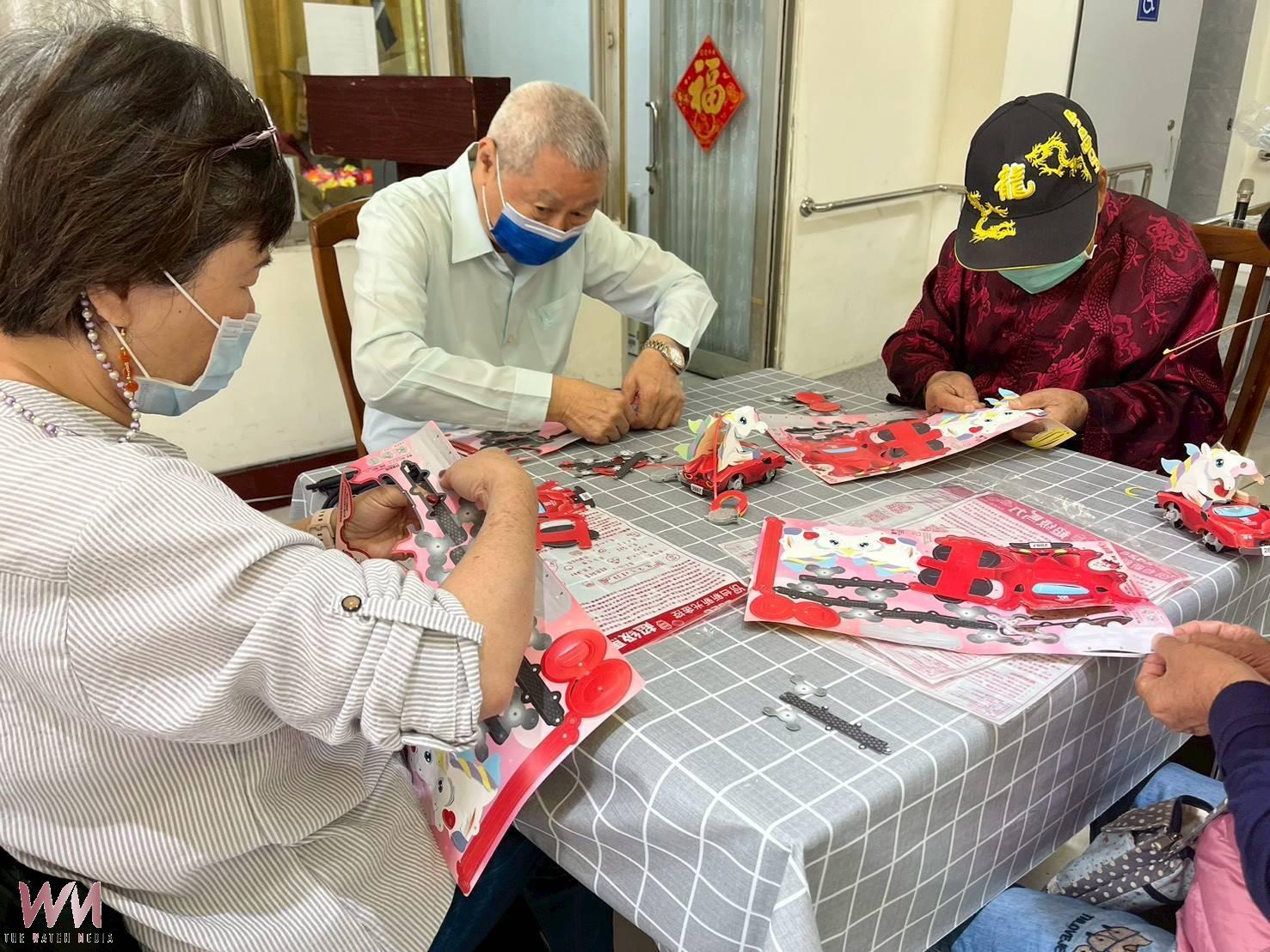 馬年提燈暖心陪伴　新光人壽走進彰化榮家傳溫情