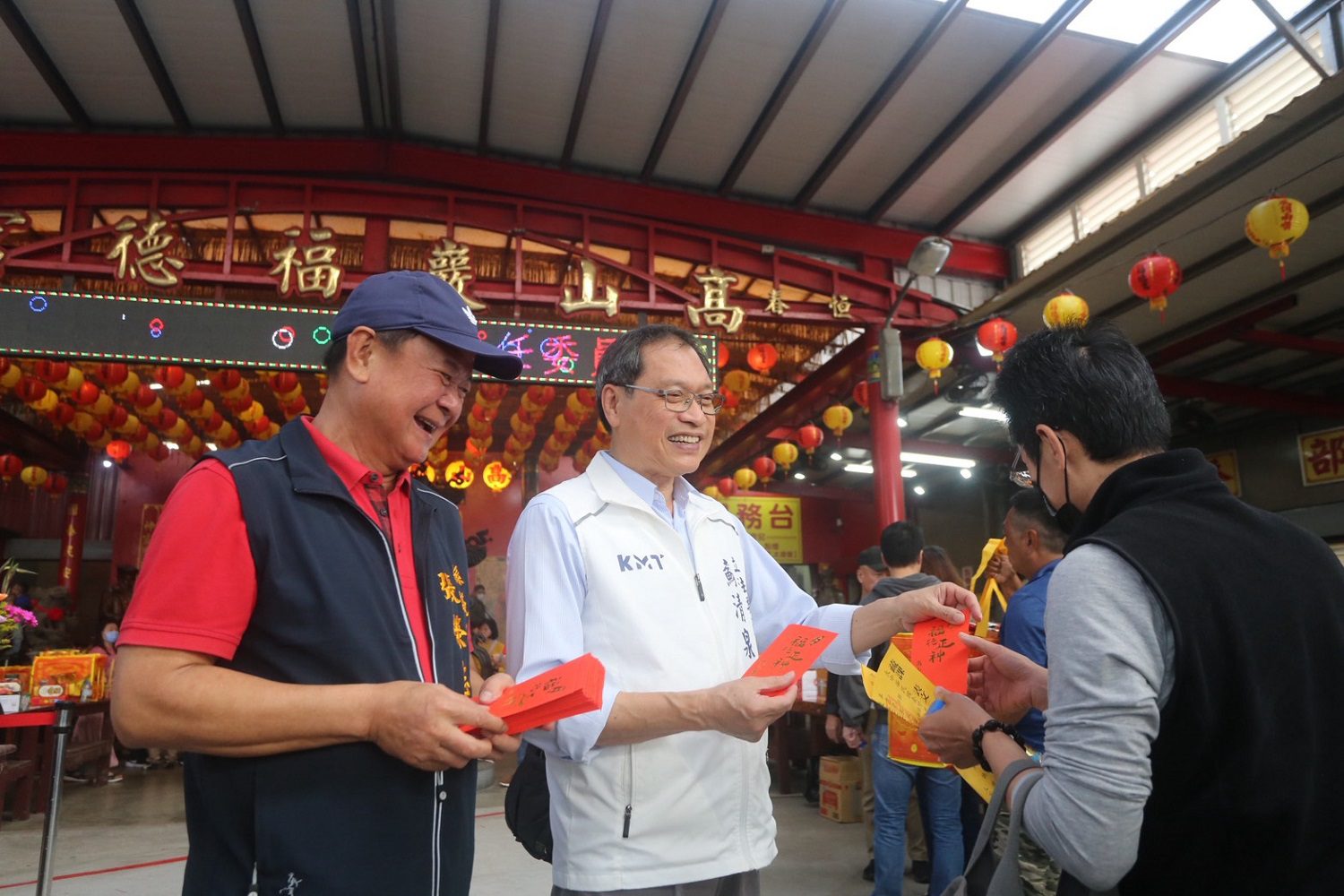 春節走春熱潮回溫   蘇清泉高山巖發送紅包關懷跌倒信眾