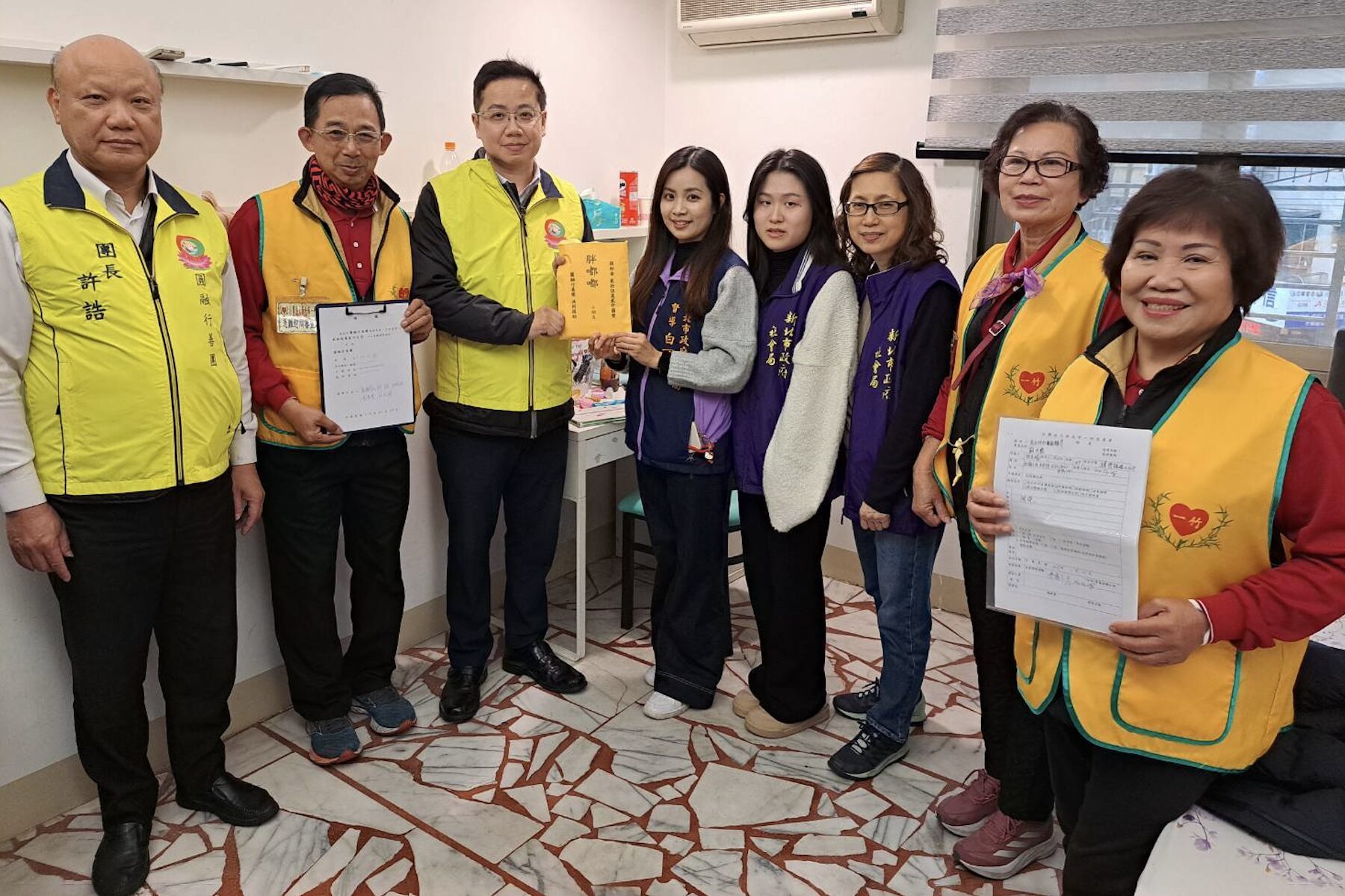 辣椒工阿嬤苦撐無國籍孫女醫藥費！圓融行善團、一竹慈善會及時伸援     助女童「重拾笑容」