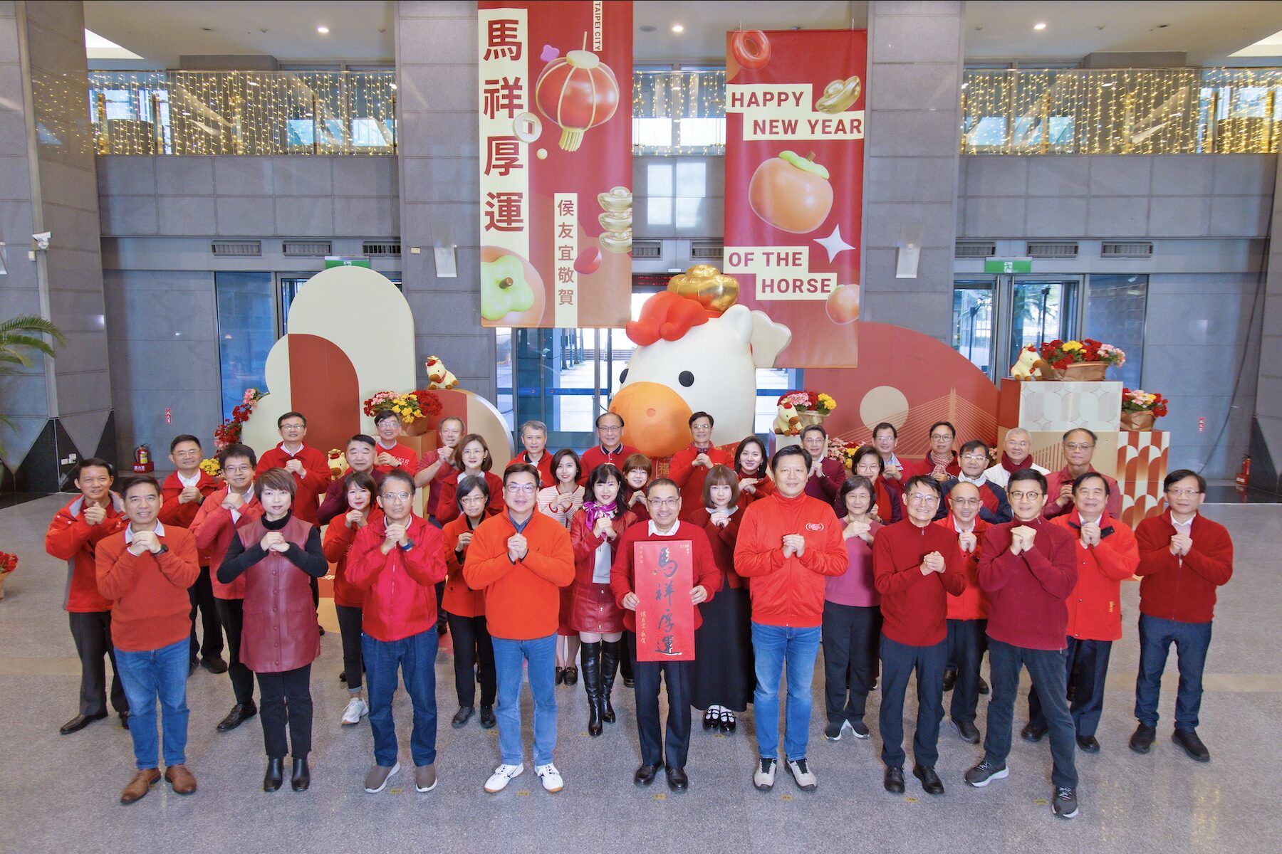 新北馬年賀歲片首映！侯友宜化身導遊帶看「新北的一天」     祝福市民「馬上好運」