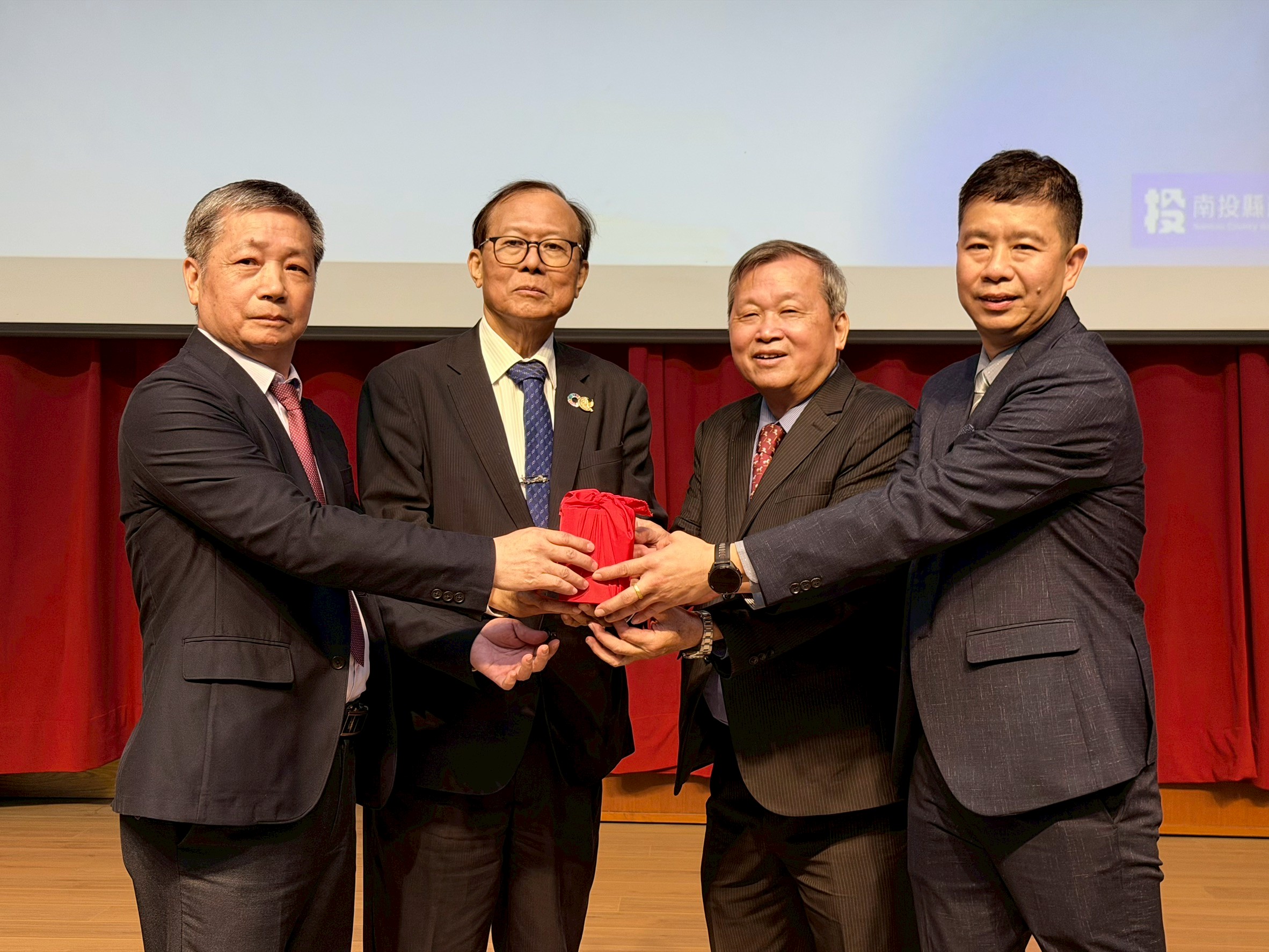 震撼彈！南投縣府人事大地震　37年老將退場、中央猛將強勢接掌人事大權