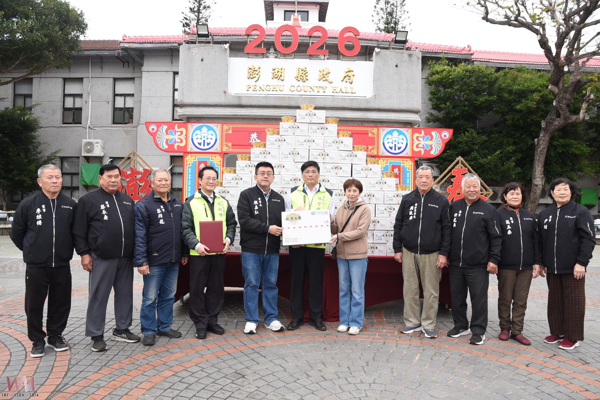 澎湖馬公城隍廟、中國商行捐贈泡麵龜88箱  林皆興代表接受並肯定嘉惠弱勢