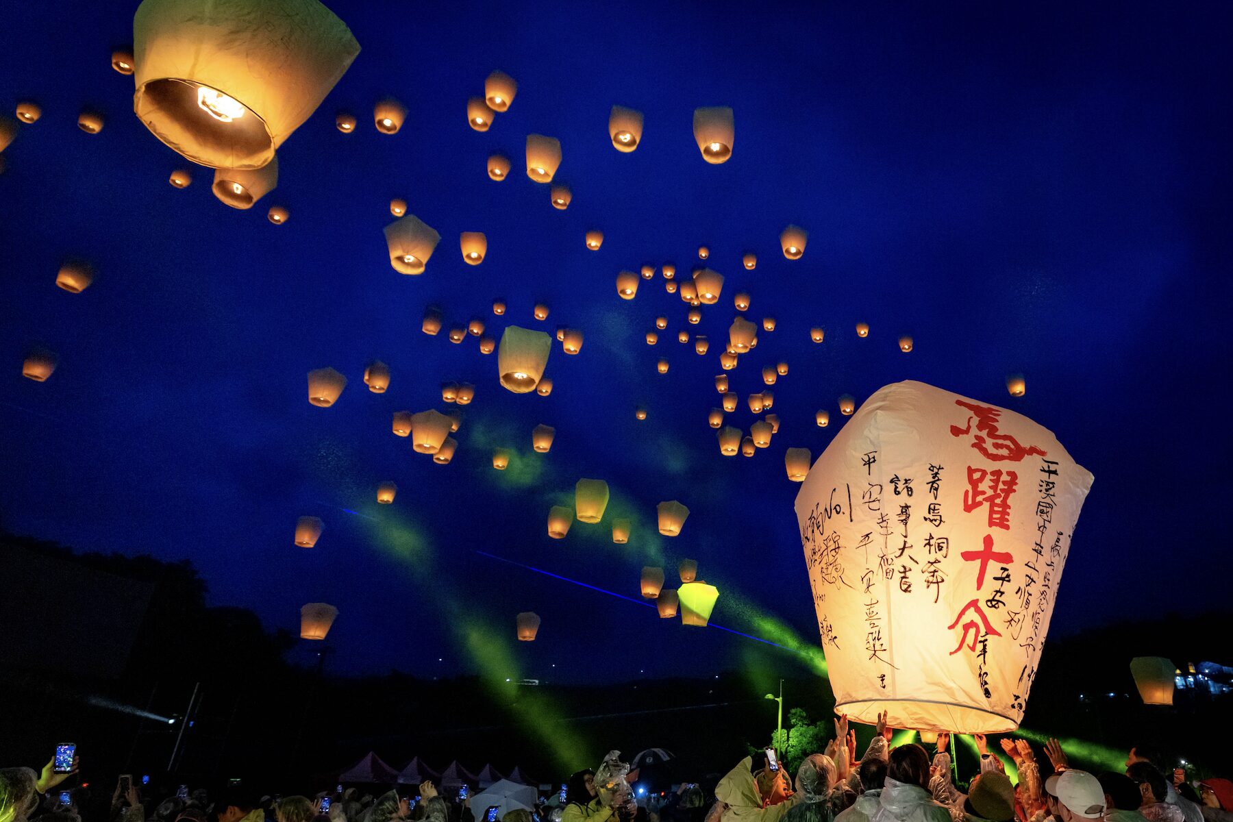 平溪天燈節龍馬雙飛！侯友宜十分廣場施放 20 呎巨型主燈     象徵新北馬力全開