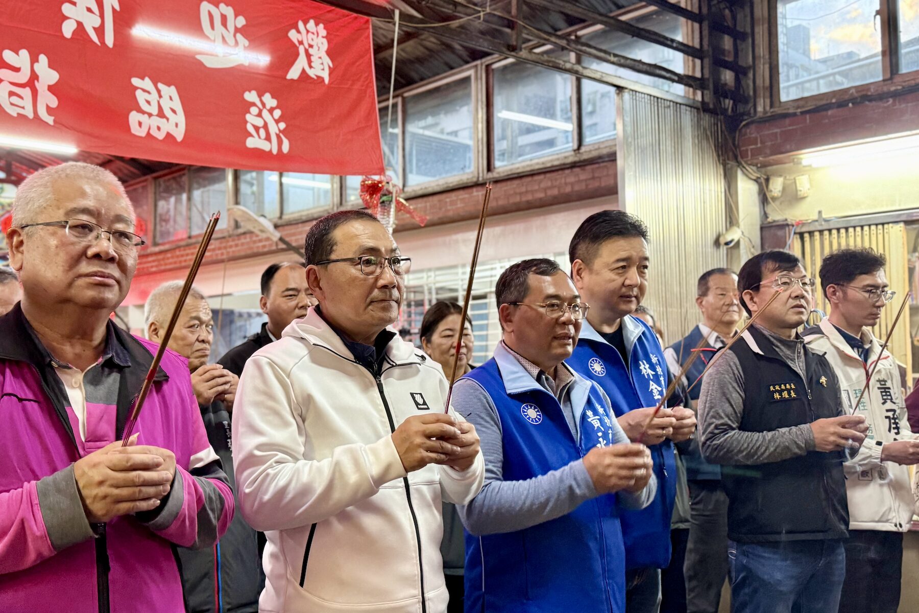 「馬上賺錢」福袋引爆土城人潮！侯友宜現身三元宮發提燈     與市民共度熱鬧元宵