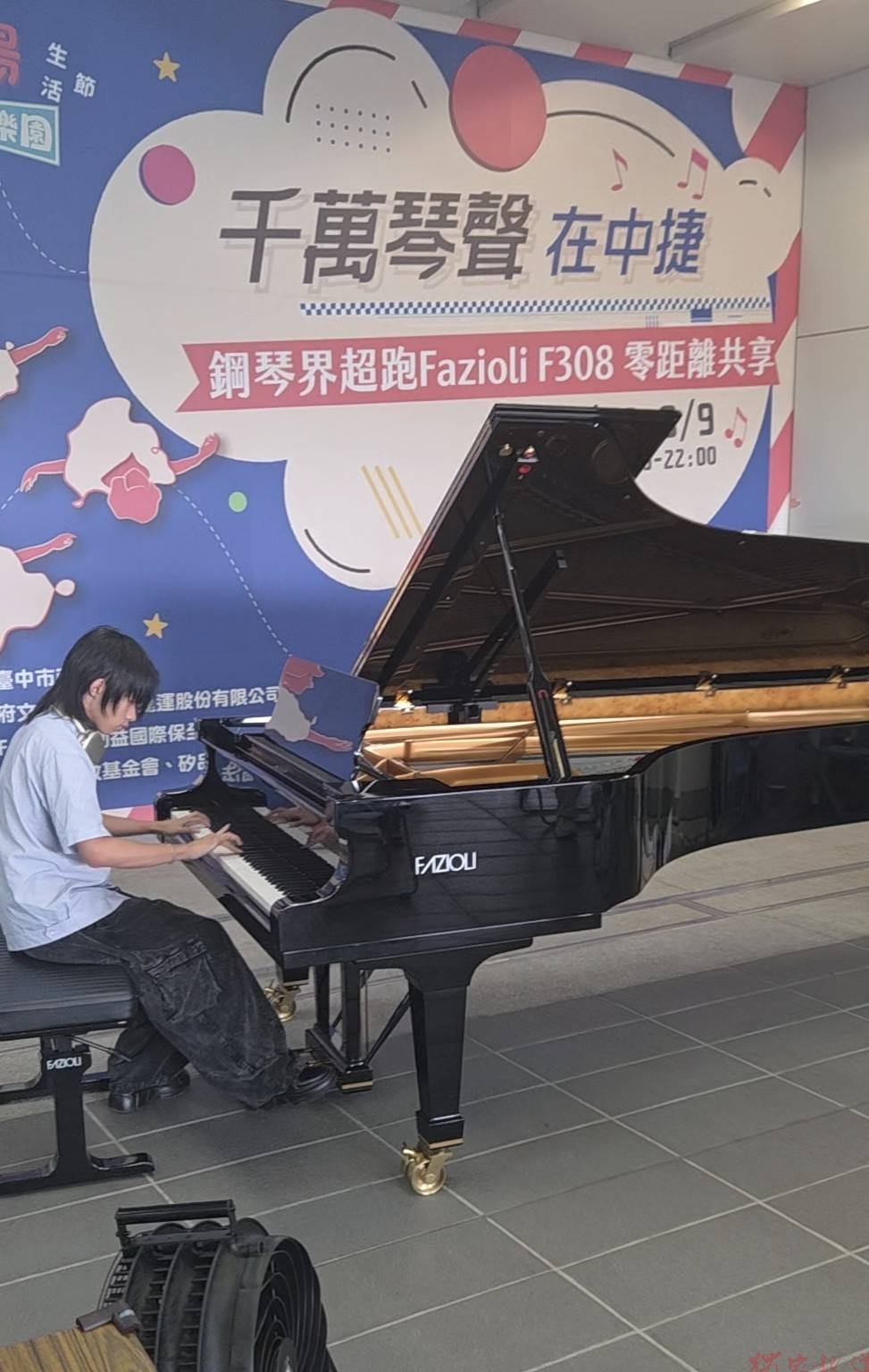 台中高工熱音社長彈奏輕快琴聲-吸引民眾賞聆
