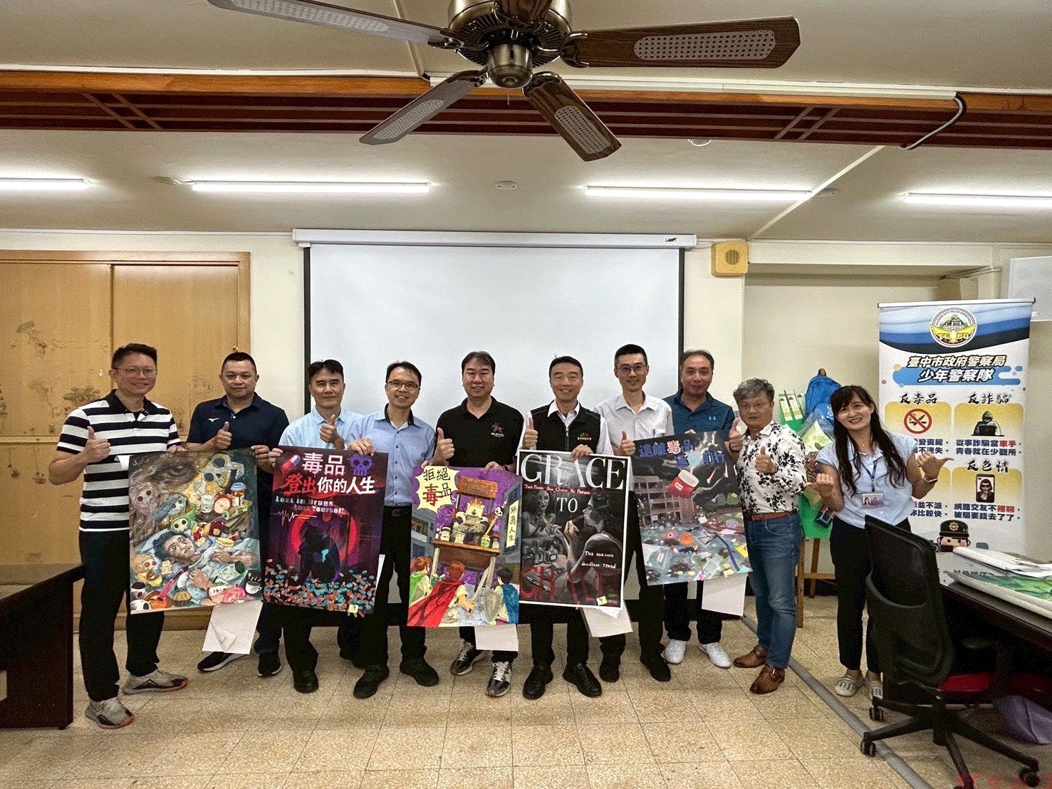 青春專案-反毒創意設計海報宣導合照-1