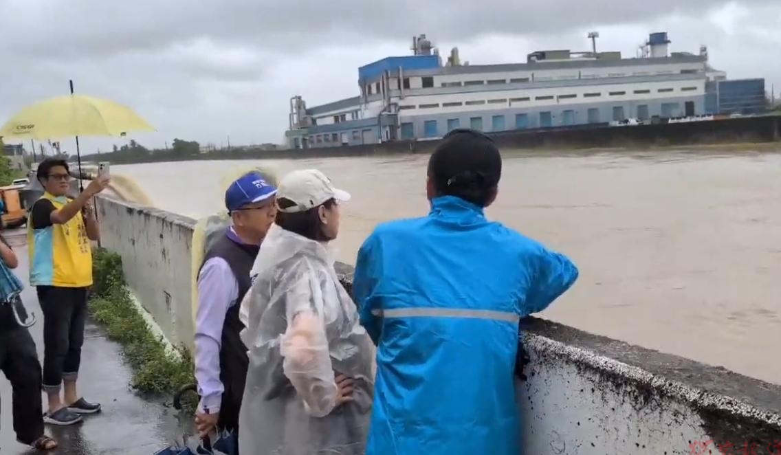 高雄梓官豪雨釀淹水災情 柯志恩赴典寶里勘災並呼籲檢討排水系統 高雄梓官豪雨釀淹水災情 柯志恩赴典寶里勘災並呼籲檢討排水系統
