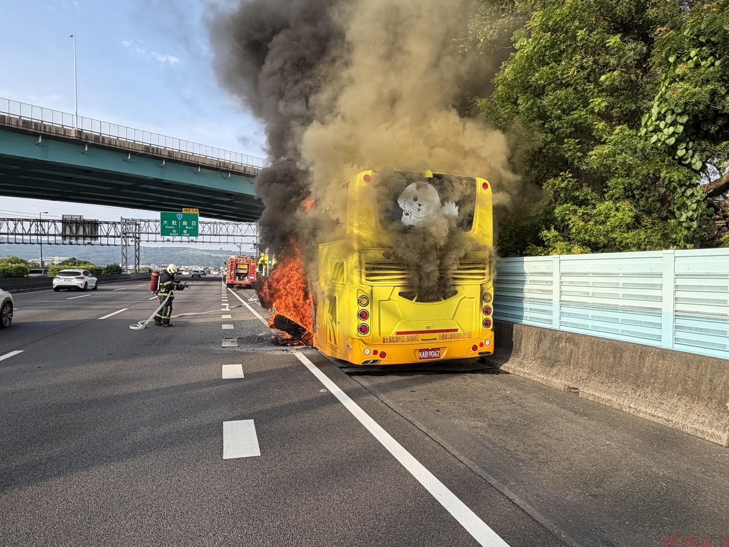 太驚險!國1越南旅遊團遊覽車起火 34人逃命 太驚險!國1越南旅遊團遊覽車起火 34人逃命