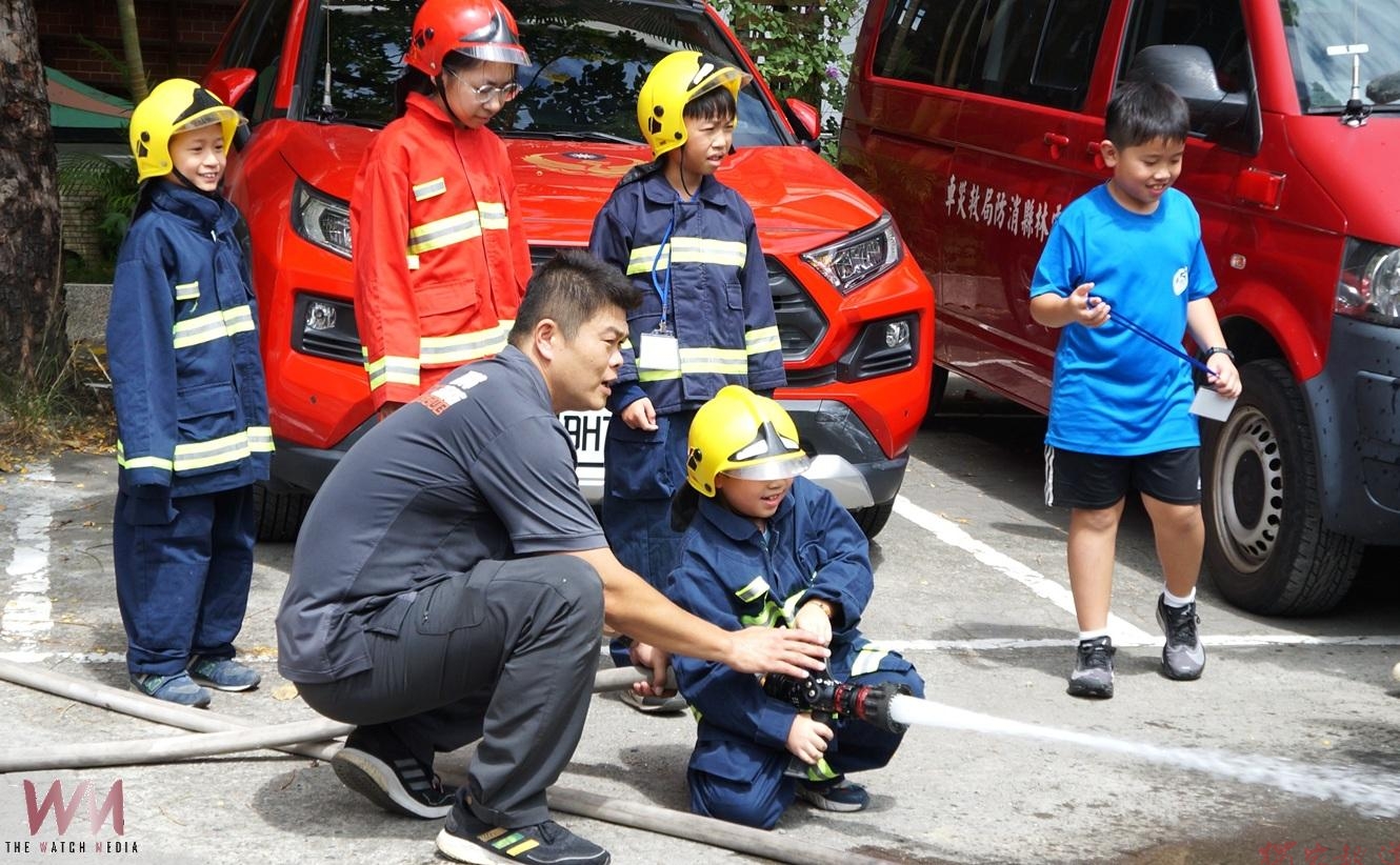 小小消防員暑期營熱血登場 孩子化身安全小尖兵防災扎根 小小消防員暑期營熱血登場 孩子化身安全小尖兵防災扎根