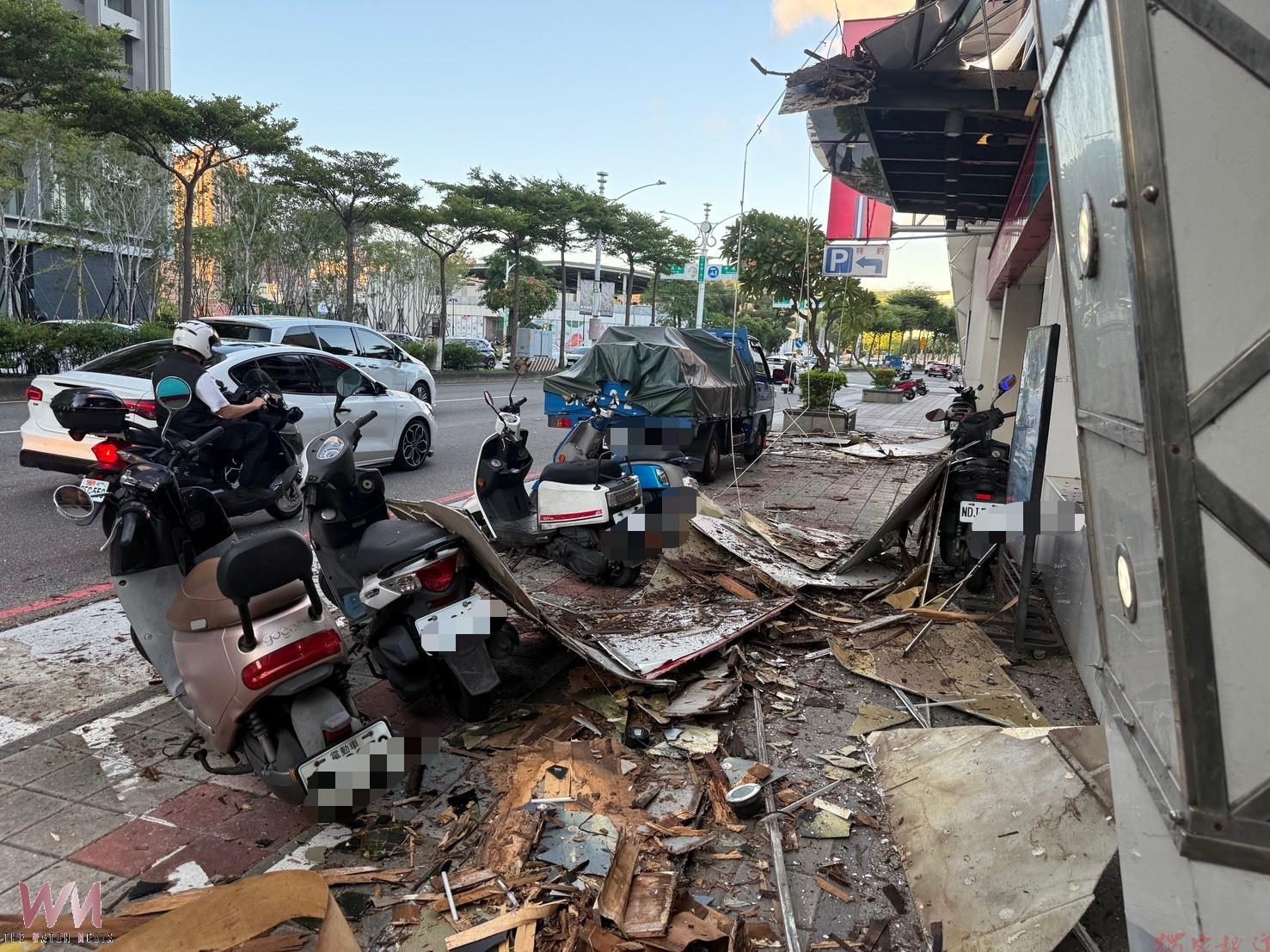 突傳巨響 桃園三民路店家屋簷突坍塌 砸毀5部機車幸無人傷 突傳巨響 桃園三民路店家屋簷突坍塌 砸毀5部機車幸無人傷