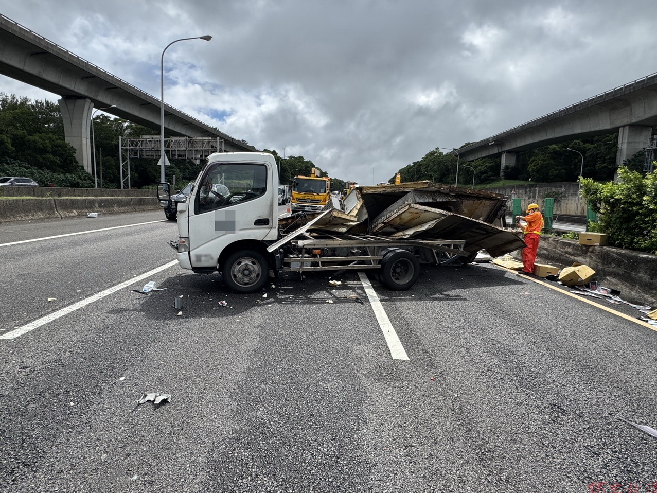 國1北向平鎮路段小貨車失控翻車 駕駛幸繫安全帶脫險 國1北向平鎮路段小貨車失控翻車 駕駛幸繫安全帶脫險