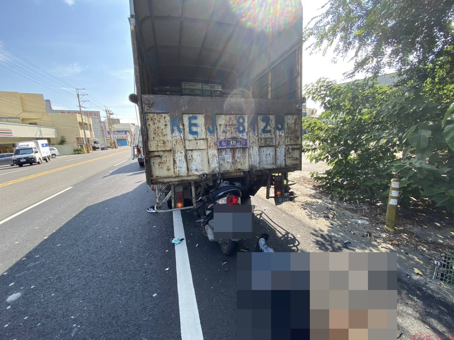 鬼月驚傳死亡車禍!機車撞蛋車 56歲騎士當場亡 鬼月驚傳死亡車禍!機車撞蛋車 56歲騎士當場亡