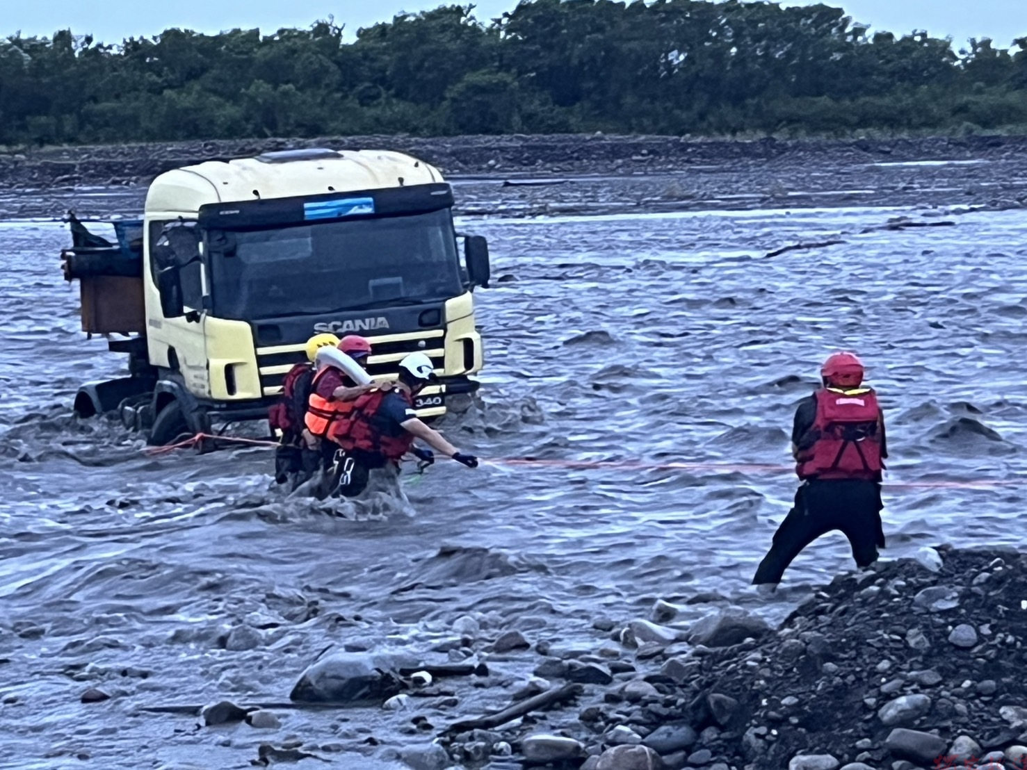 蘭陽溪深夜溪水暴漲 疏濬工程車受困溪中消防人員急救援 蘭陽溪深夜溪水暴漲 疏濬工程車受困溪中消防人員急救援