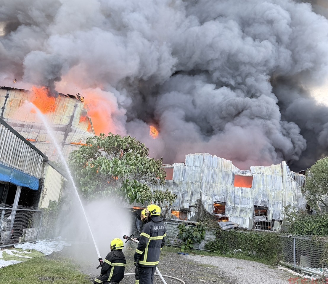 竹山知名餅乾工廠驚傳爆炸火災消防全力灌救、疏散人員,尚在殘火處理中 竹山知名餅乾工廠驚傳爆炸火災消防全力灌救、疏散人員,尚在殘火處理中