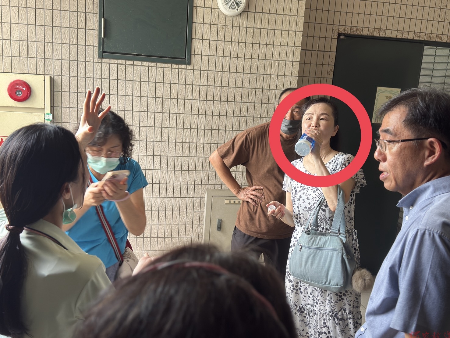 華陽市場電梯突跳電 6旬婦受困50分鐘「熱到爆汗」 華陽市場電梯突跳電 6旬婦受困50分鐘「熱到爆汗」