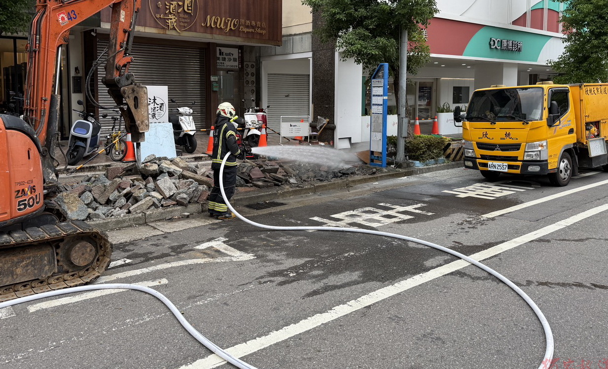 桃園中正路施工挖破瓦斯管氣爆 48歲男性工人遭燒傷送醫 桃園中正路施工挖破瓦斯管氣爆 48歲男性工人遭燒傷送醫