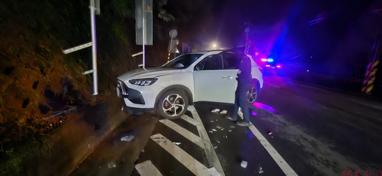山區豪雨釀落石 台七線雪霧鬧隧道前自小客車撞擊失控2人送醫 山區豪雨釀落石 台七線雪霧鬧隧道前自小客車撞擊失控2人送醫