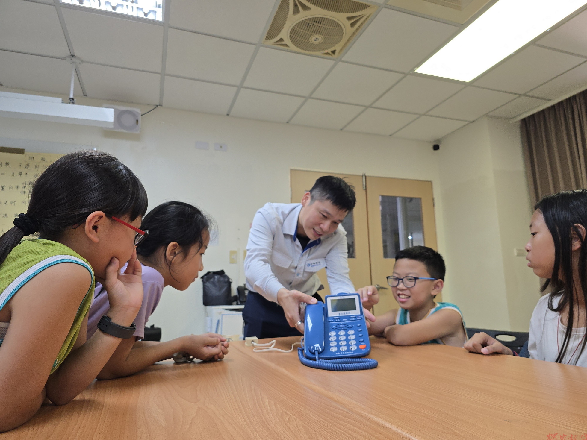 (有影片)/60名家扶兒少學數位技能 宏華國際教防詐、故障排除 (有影片)/60名家扶兒少學數位技能 宏華國際教防詐、故障排除