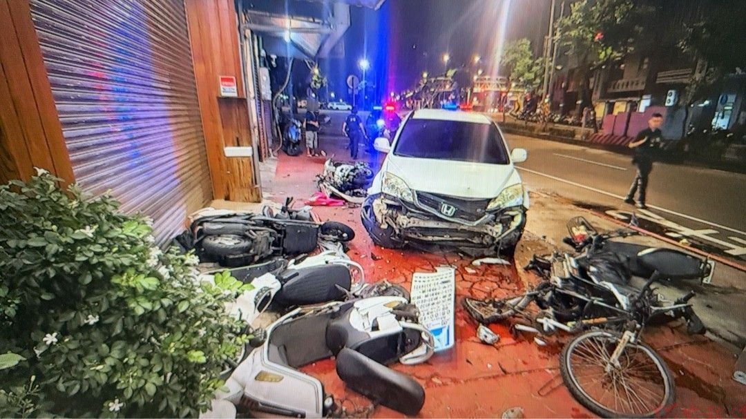 疲勞駕駛險釀大禍 蘆竹自小客撞10輛二輪車幸無人受傷 疲勞駕駛險釀大禍 蘆竹自小客撞10輛二輪車幸無人受傷