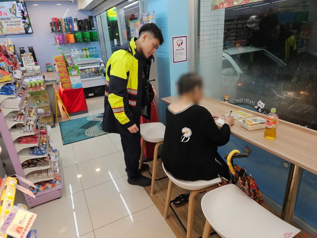 迷途8公里失智阿嬤凍得發抖 超商與平鎮警助平安回家 迷途8公里失智阿嬤凍得發抖 超商與平鎮警助平安回家