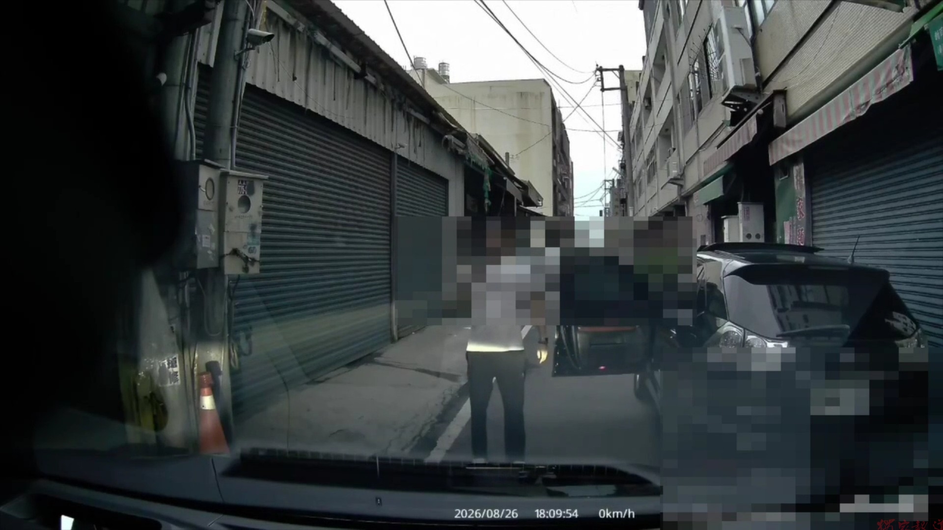 (有影片)/車被擋按個喇叭竟被掏「槍」 男掏槍嗆聲結局曝光 (有影片)/車被擋按個喇叭竟被掏「槍」 男掏槍嗆聲結局曝光