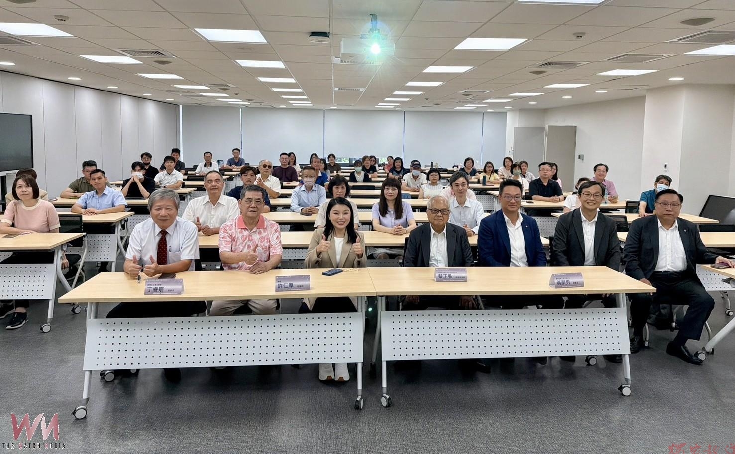 張嘉郡拋高齡友善藥局政見 敬老卡點數盼進社區藥局 張嘉郡拋高齡友善藥局政見 敬老卡點數盼進社區藥局