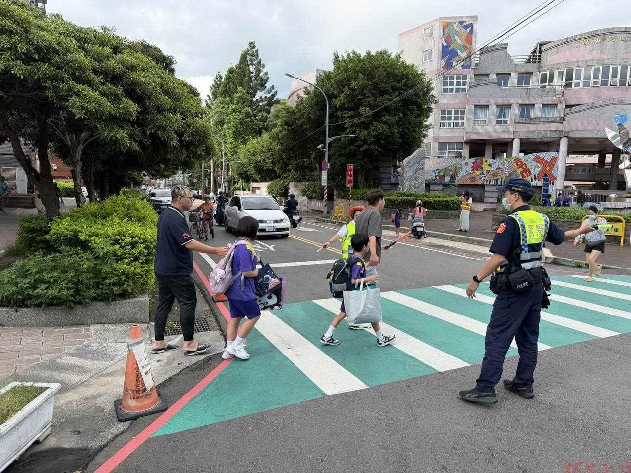 115學年度開學日 平鎮警偕導護老師共同守護學童 115學年度開學日 平鎮警偕導護老師共同守護學童