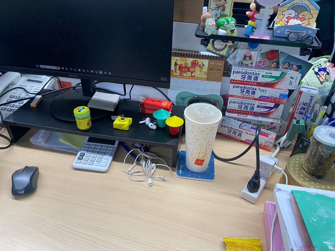 辦公桌供品文化掀社群熱議!中元普渡不只拜零食 牙周適牙膏也成辦公室都市傳說 辦公桌供品文化掀社群熱議!中元普渡不只拜零食 牙周適牙膏也成辦公室都市傳說