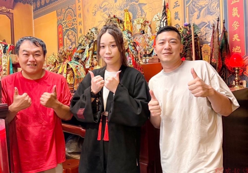 草爺斥資百萬創《看你老墓》YouTube頻道 司徒建銘以孝道精神掃墓追思 草爺斥資百萬創《看你老墓》YouTube頻道 司徒建銘以孝道精神掃墓追思