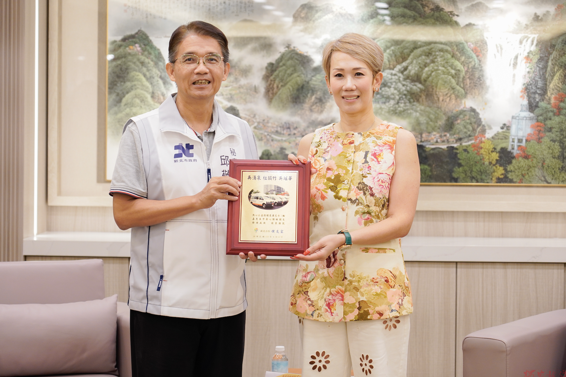 傳承父母教誨吳瑤華三度捐贈復康巴士 協助新北身障者安心就醫 傳承父母教誨吳瑤華三度捐贈復康巴士 協助新北身障者安心就醫