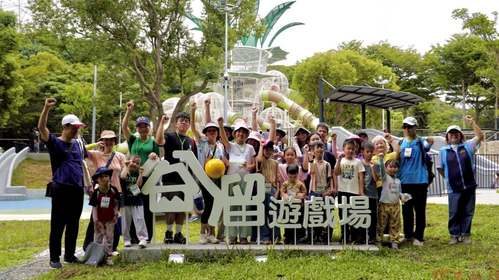 祖孫一起「谷溜」趣!中市建設局辦鰲峰山走讀 引領探索34道溜滑梯、感受城市美學 祖孫一起「谷溜」趣!中市建設局辦鰲峰山走讀 引領探索34道溜滑梯、感受城市美學