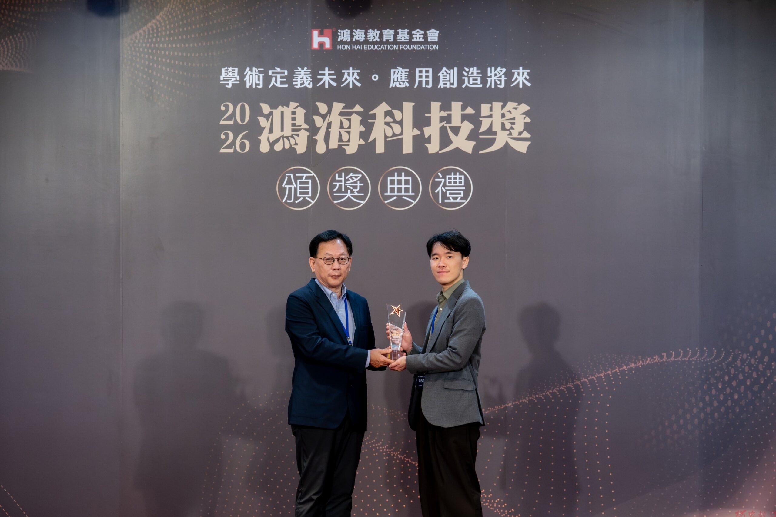臺科大吳亮廷以AI創新應用獲鴻海科技獎 預測電池材料結構準確率達96% 臺科大吳亮廷以AI創新應用獲鴻海科技獎 預測電池材料結構準確率達96%