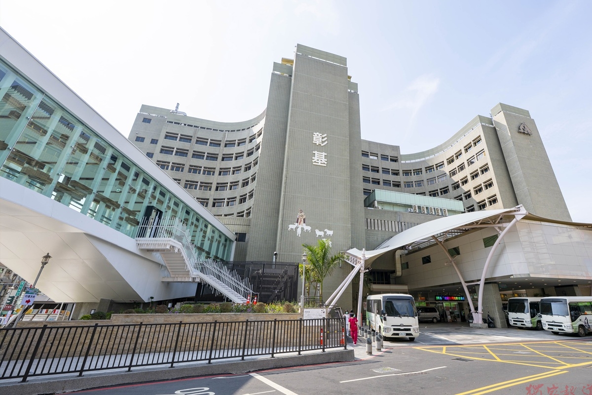 影音/中風又心跳驟停雙重夾擊 彰基跨科即時搶命救回71歲婦 影音/中風又心跳驟停雙重夾擊 彰基跨科即時搶命救回71歲婦