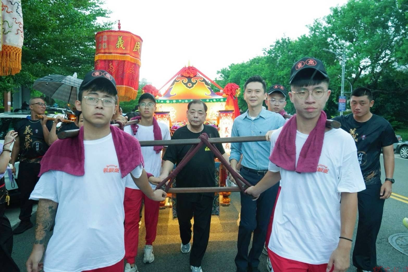義民爺遶境竹北 鄭朝方於文化公園設香案恭迎聖駕 傳承客家精神祈願新竹四季平安 義民爺遶境竹北 鄭朝方於文化公園設香案恭迎聖駕 傳承客家精神祈願新竹四季平安