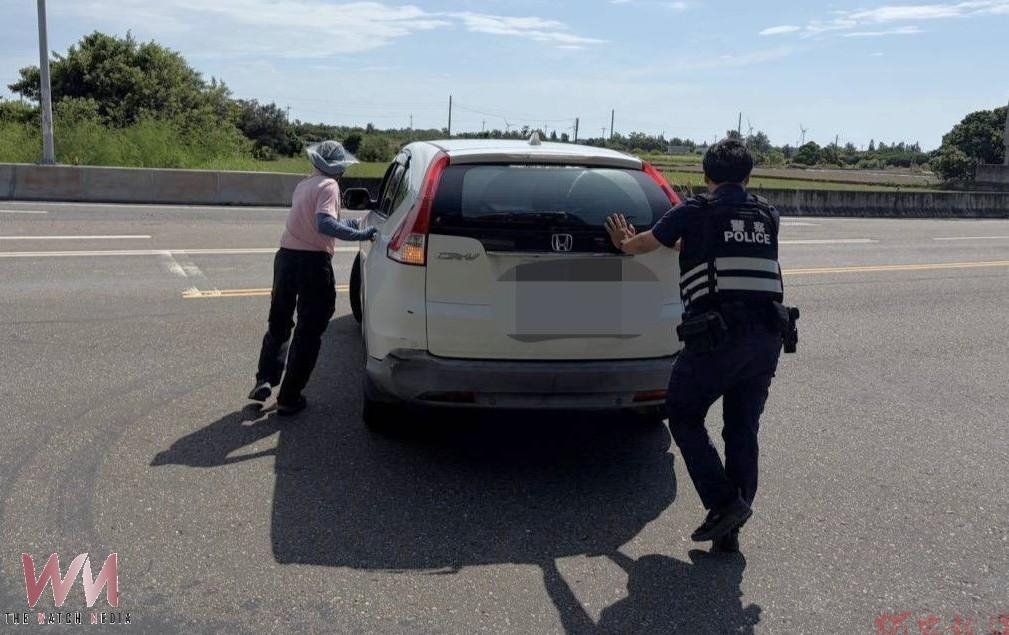 自小客貨車卡匝道險釀事故 四湖警民聯手推車解圍 自小客貨車卡匝道險釀事故 四湖警民聯手推車解圍