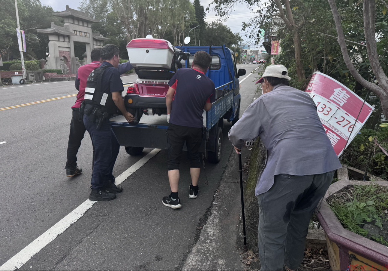 行動不便翁炎陽下拋錨 龍潭分局聖亭所警暖心協助解危 行動不便翁炎陽下拋錨 龍潭分局聖亭所警暖心協助解危