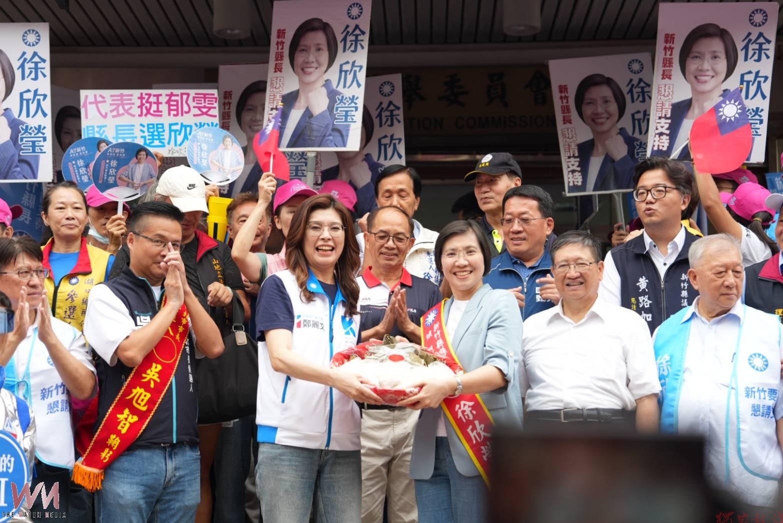 連兩天驅車新竹輔選 鄭麗文陪同徐欣瑩登記參選新竹縣長 連兩天驅車新竹輔選 鄭麗文陪同徐欣瑩登記參選新竹縣長