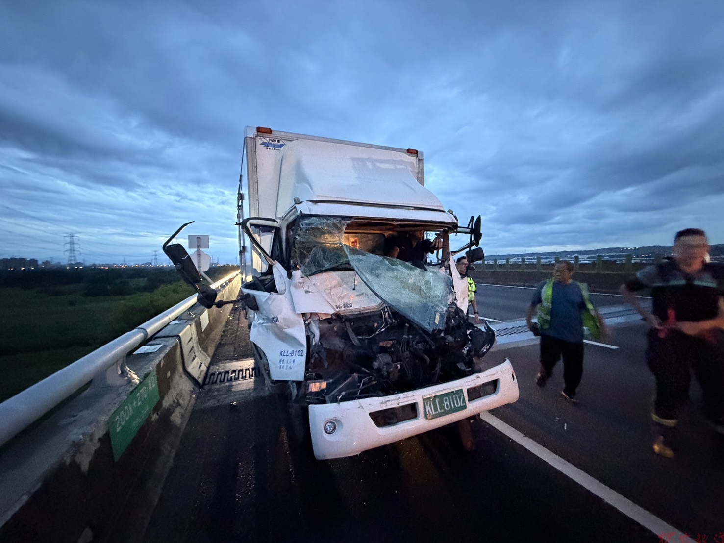 國3貨車追撞 兩輛貨車駕駛卡車內 消防破門救人 國3貨車追撞 兩輛貨車駕駛卡車內 消防破門救人