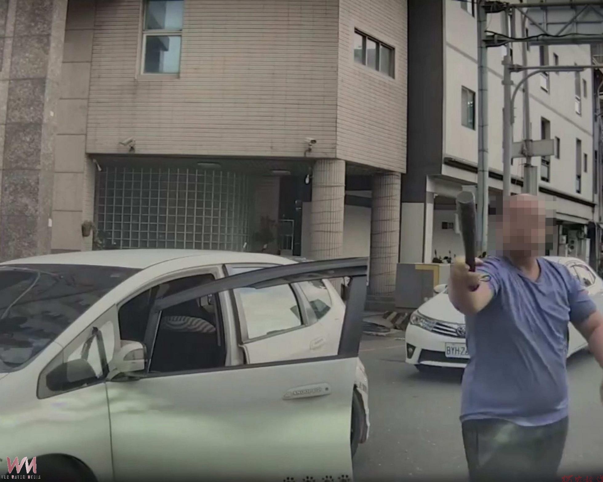 (有影片)/按聲喇叭竟惹禍!彰化男亮球棒逼近嚇壞駕駛 (有影片)/按聲喇叭竟惹禍!彰化男亮球棒逼近嚇壞駕駛