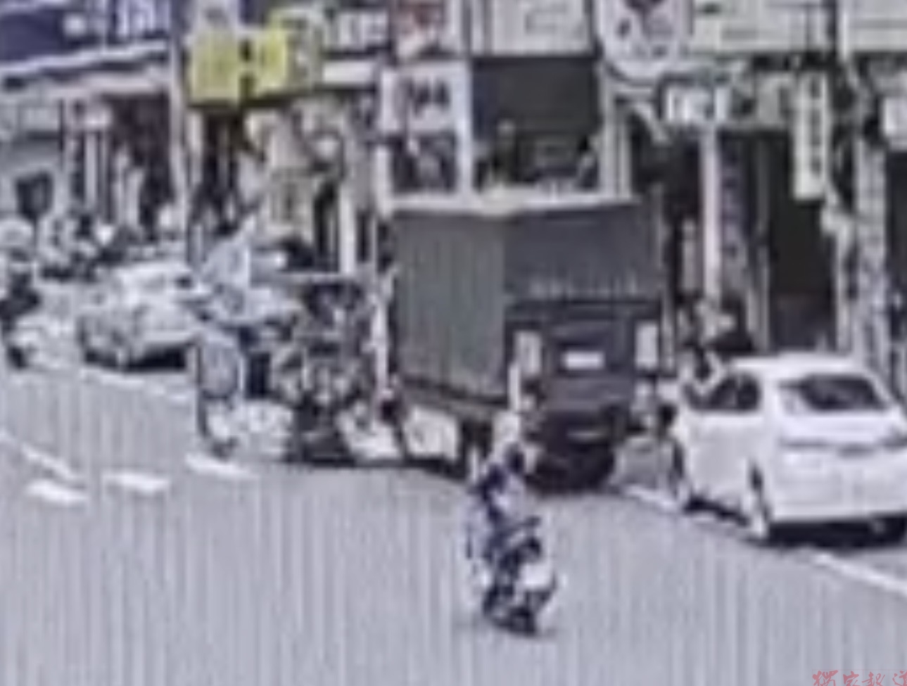 驚險!開車門沒看後方!機車「砰」撞上雙雙摔 驚險!開車門沒看後方!機車「砰」撞上雙雙摔