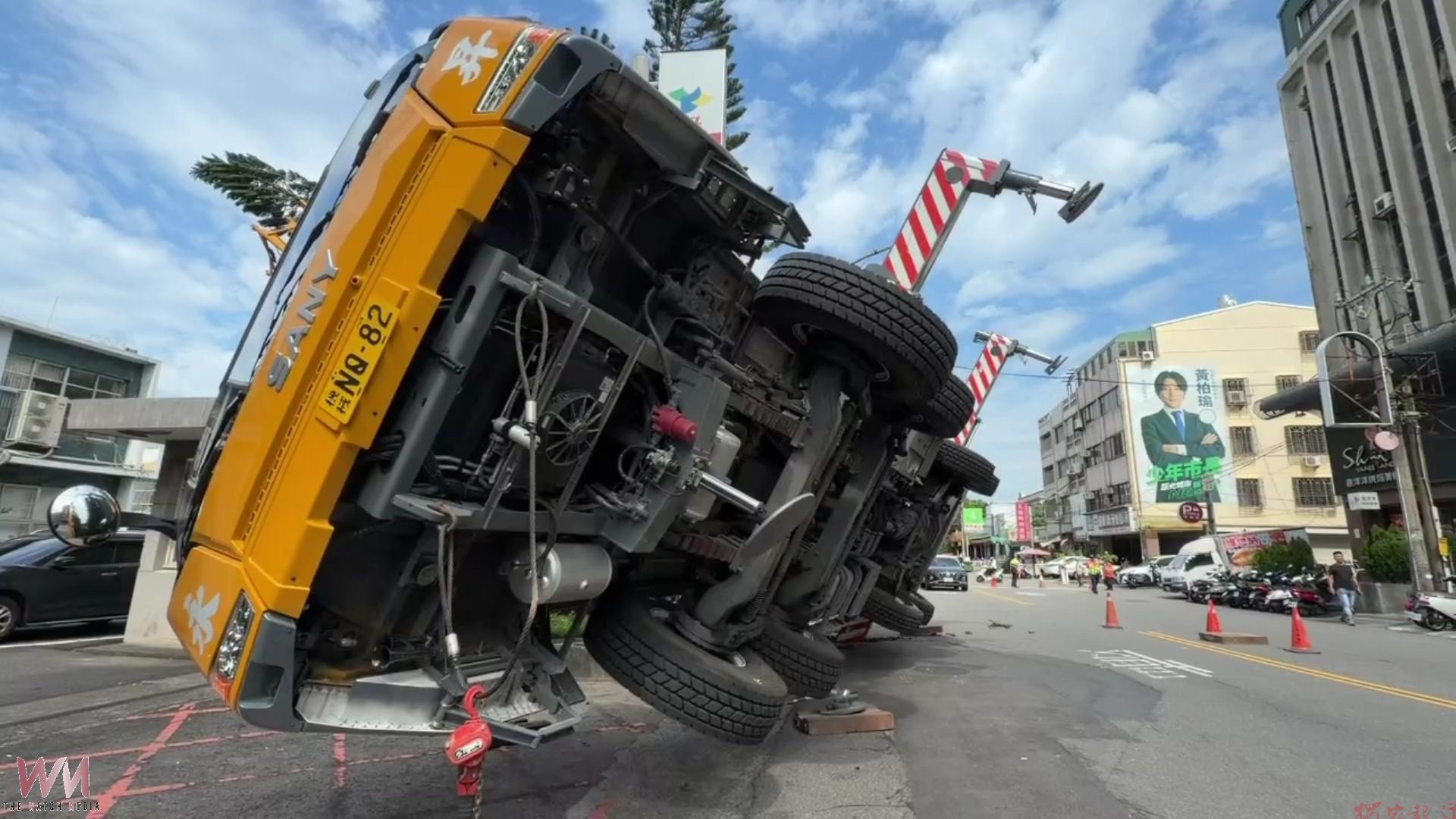 (有影片)/太驚險!吊車突「軟腳」側翻 車輪懸空畫面曝光 (有影片)/太驚險!吊車突「軟腳」側翻 車輪懸空畫面曝光